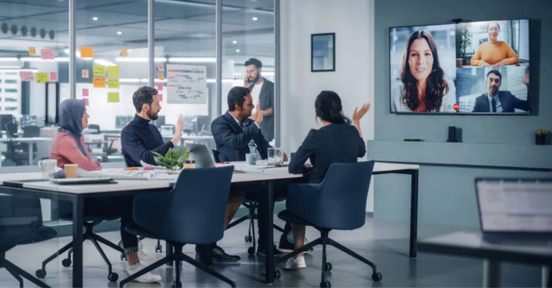 A team having an hybrid meeting